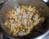 Foto del paso 11 de la receta: Garbanzos con alitas de pollo, especia y toque de pimentón