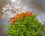 Foto langkah ke 3 dari resep Tumis kangkung ayam.