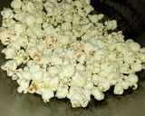 Foto langkah ke 2 dari resep Dragon Pink Caramel Popcorn.