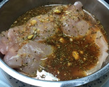 Foto del paso 1 de la receta: Pechugas adobadas con almendras al horno