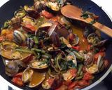 Foto del passaggio 8 della ricetta Vongole in guazzetto con cicoria