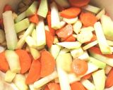 Tavaszi zöldségleves sajtgombóccal.. 🥕 recept fázis 2 fotója