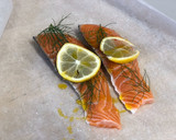 Foto del paso 1 de la receta: Salmón en papillote hecha en la sartén