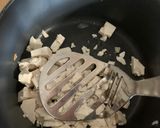A picture of step 1 of Tofu scrambled on toast with sautéed mushrooms.