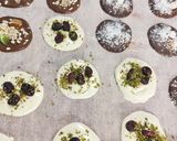Foto del passaggio 6 della ricetta Mendiants di cioccolato e frutta secca