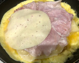 Foto del paso 6 de la receta: Tortilla de patatas rellena de jamón York y queso