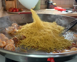 Foto del paso 4 de la receta: Fideuà negra de chipirones y langostinos