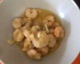 Foto del paso 4 de la receta: Ensalada de gulas con gambas al ajillo