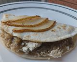 Foto del paso 7 de la receta: Tortilla🍆🧀 rellena🌯 de berenjena tatemada, cebolla🌰, queso🍐 y pera🥙🫓🧀