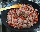 Une image de l'étape 9 de Poêlée de trompettes de la mort aux oignons nouveaux, porc et poivron rouge.