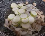 Foto del paso 2 de la receta: Revuelto de champiñones, calabacín y cebolla