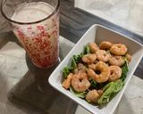 Foto del paso 7 de la receta: Camarones 🍤 marinados con jugo de toronja 🍊 agria con crema servidos con lechuga 🥬 cebolla 🧅 morada