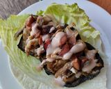 Foto del paso 5 de la receta: Wrap de berenjena🍆, salchicha🍖y carne de cerdo🥓en salsa de miel y ajo🌯🌮🧄