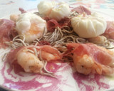 Foto del paso 5 de la receta: Revuelto de gulas con langostinos y jamón