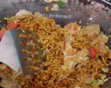Foto langkah ke 4 dari resep Mie goreng.