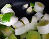 Foto del paso 1 de la receta: 🥣Crema de puerros y pera🍐