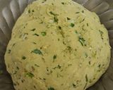 A picture of step 2 of Spring onion paratha.