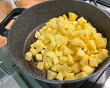 Une image de l'étape 6 de Pommes de terre sautées aux pickles, ail noir et persil.