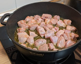 Foto del paso 1 de la receta: Huevos rotos con pavo y boniato