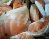 Hình bước làm 1 của món Lườn Cá Hồi kho nước Dừa
