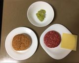 Foto del paso 2 de la receta: Hamburguesa con guacamole, queso, cebolla y patatas fritas al horno