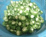 A picture of step 1 of Bhindi Aaloo Fry.