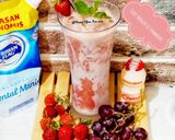 Foto langkah ke 3 dari resep Juice Anggur & Strawberry.