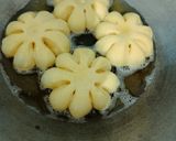 Foto langkah ke 8 dari resep Donat Bunga Empuk Tanpa Kentang.