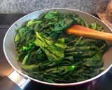 Foto del paso 3 de la receta: Omelette volteado de espinacas y cebollas