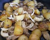 A picture of step 2 of Chicken, mushrooms and potatoes in beer.