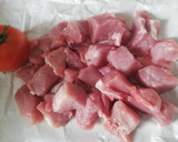 Foto del paso 1 de la receta: Patatas con carne en salsa con picada de frutos secos