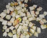 Foto del passaggio 3 della ricetta Crostini di pane raffermo