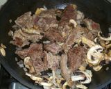 Foto del paso 5 de la receta: Carne de res en salsa de vino y champiñones