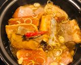 Hình bước làm 4 của món Cá hồi kho sả, ớt
