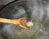 Foto del paso 4 de la receta: Sopa de moñitos con agua de alcachofas