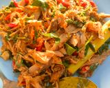 Foto langkah ke 6 dari resep Ikan Tongkol Suwir Kemangi Pedas.
