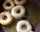 Foto langkah ke 3 dari resep Donat Empuk tanpa ulen tanpa mixer.
