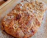 Foto del paso 10 de la receta: Coca de panadero de chicharrones, anís y almendras