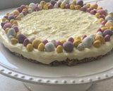 A picture of step 6 of Mini egg white chocolate cheesecake 🥚.