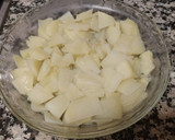 Foto del paso 1 de la receta: Merluza al horno con salmón ahumado, gambas y patatas