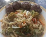 Foto del paso 7 de la receta: Tornillitos con vegetales oriental y albóndigas