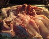 Foto del paso 3 de la receta: Pollo asado con manzana, dátiles y pasas