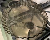 Une image de l'étape 4 de Tarte aux pommes, bananes et caramel.