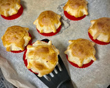 Foto del paso 2 de la receta: Tartaleta casera de brie con tomate confitado y anchoa