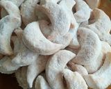 Omlós-illatos linzer kifli recept fázis 2 fotója