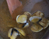 Foto del paso 3 de la receta: Sopa de merluza, gambitas y almejas