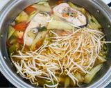 Hình bước làm 4 của món Cơm nhà: sườn non nướng, canh chua cá, sứa trộn, và cánh gà chiên nước mắm trong 60 phút