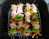 Foto del paso 4 de la receta: Brochetas de pollo con verduritas y arándanos