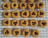 Foto langkah ke 6 dari resep Kukis kacang coklat.