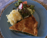 Foto del paso 8 de la receta: Pascualina con puré de papas y ensalada